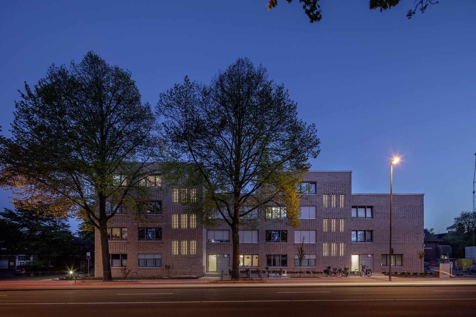 Straßenansicht des Wohnquartiers bei Nacht
