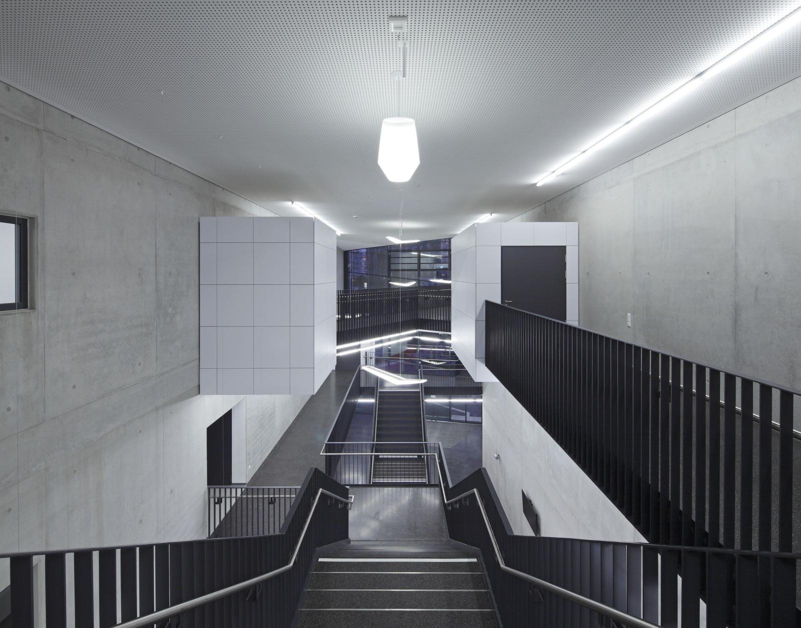 Blick von oben ins Foyer