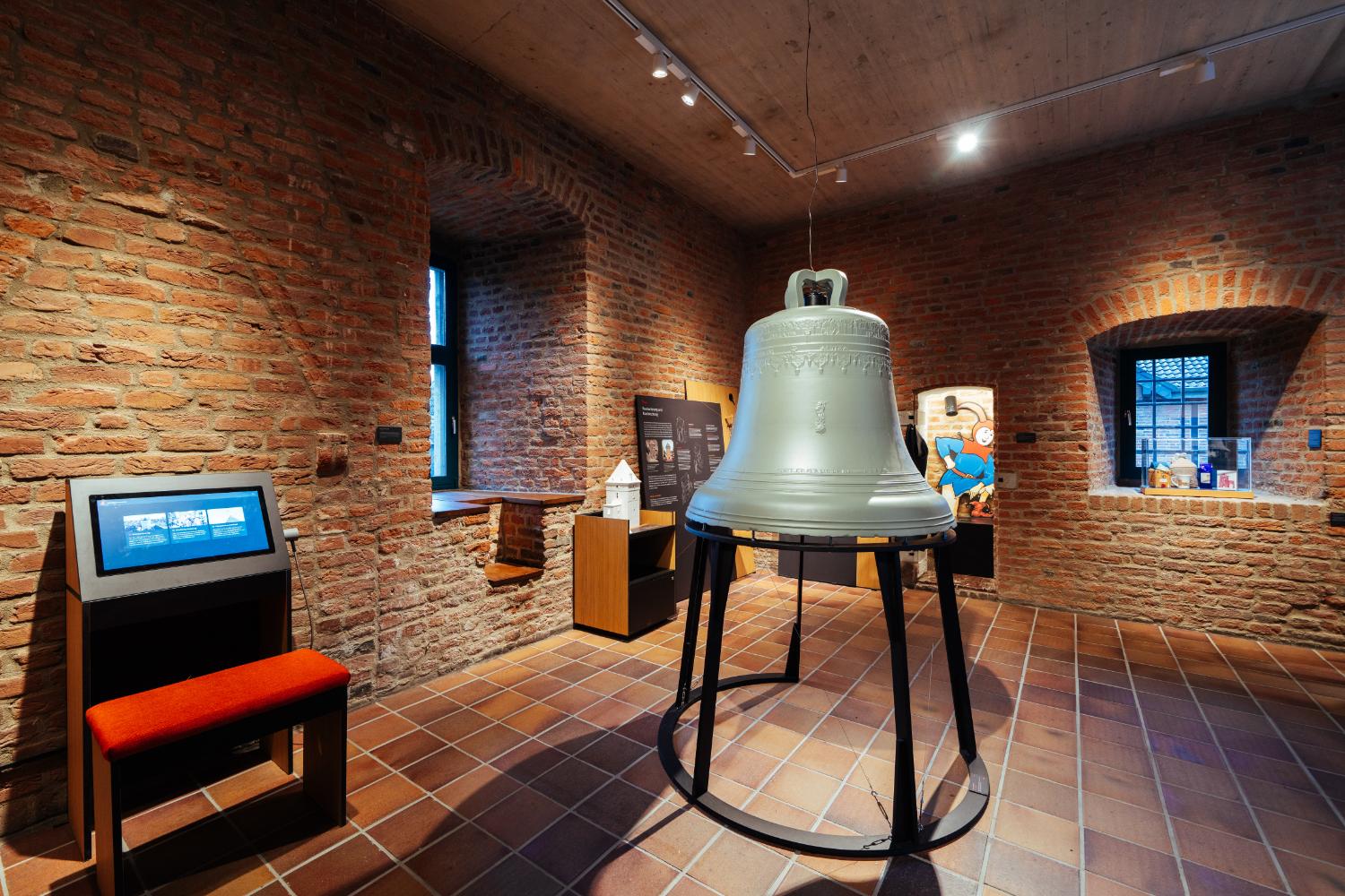 Ausstellung im 1. OG mit Glockeninstallation