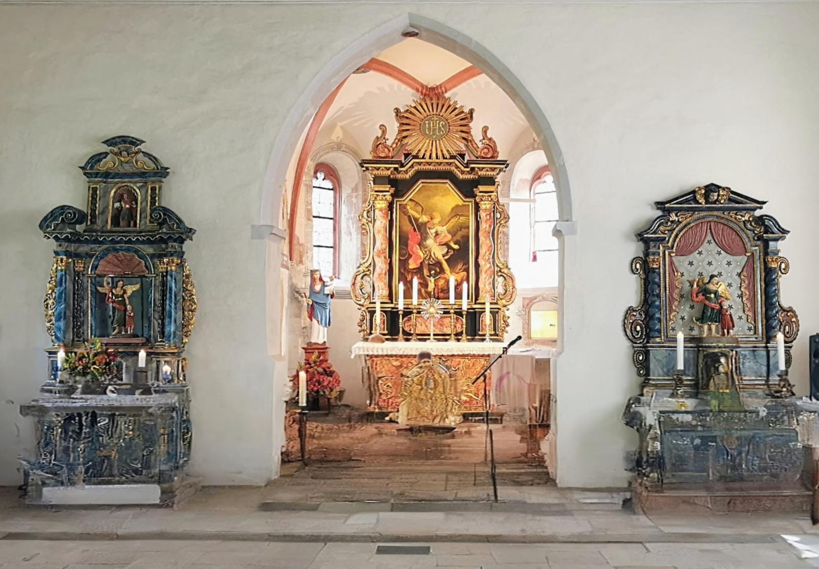 Innenraum mit Chorraum, Hochaltar und Seitenaltären