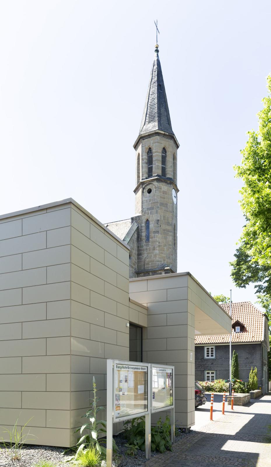 Gemeindehaus, im Hintergrund Kirche, Kirchplatz und Pfarrhaus