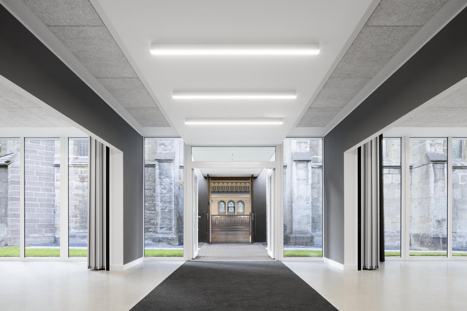 Gemeindehaus, Hauptraum mit flexiblen Trennwänden