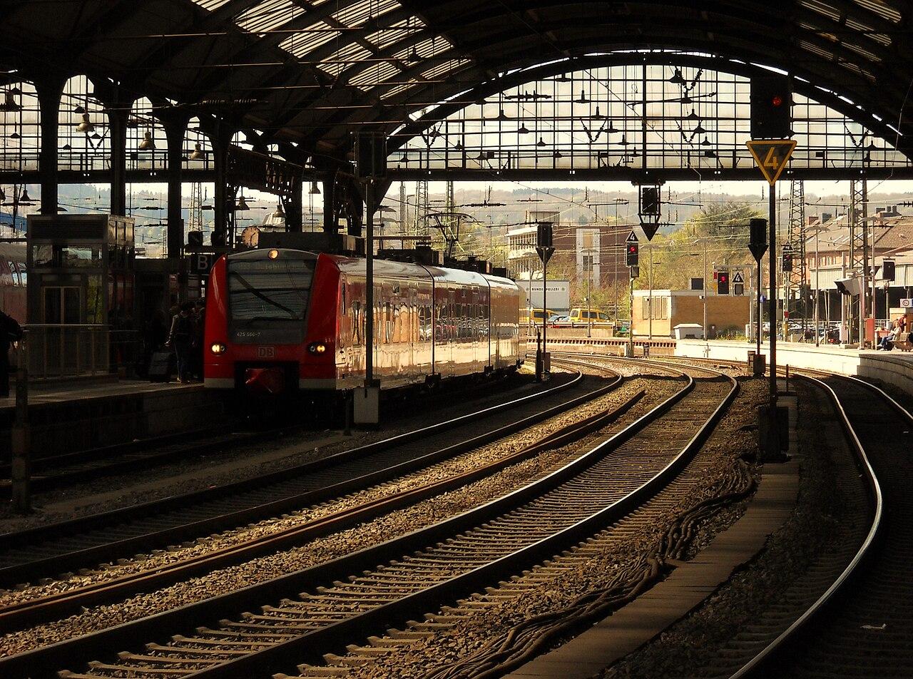 Bahnsteighalle mit Stahlkonstruktion