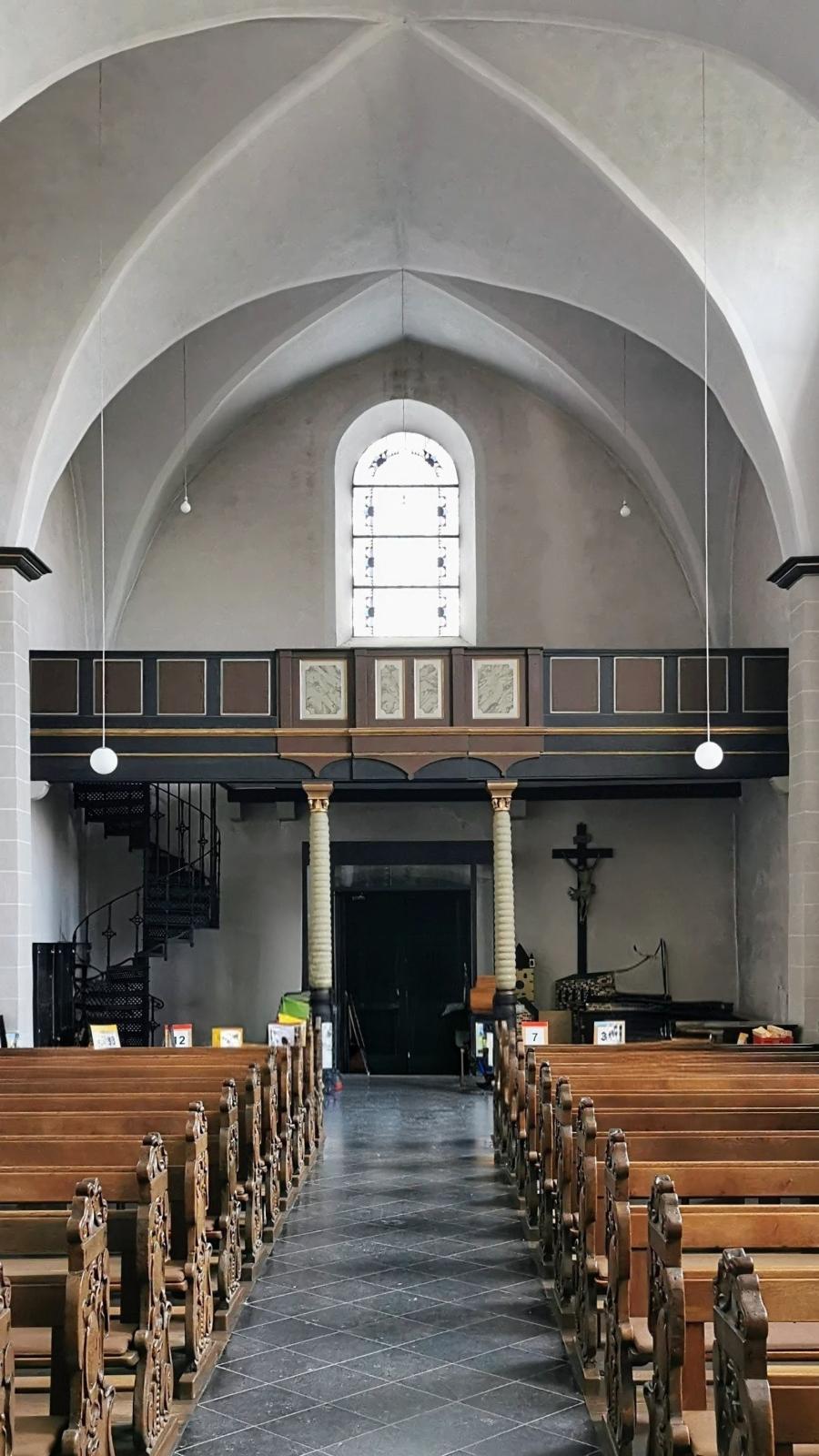 Innenraum St. Antonius, Blick zum Eingang nach Westen