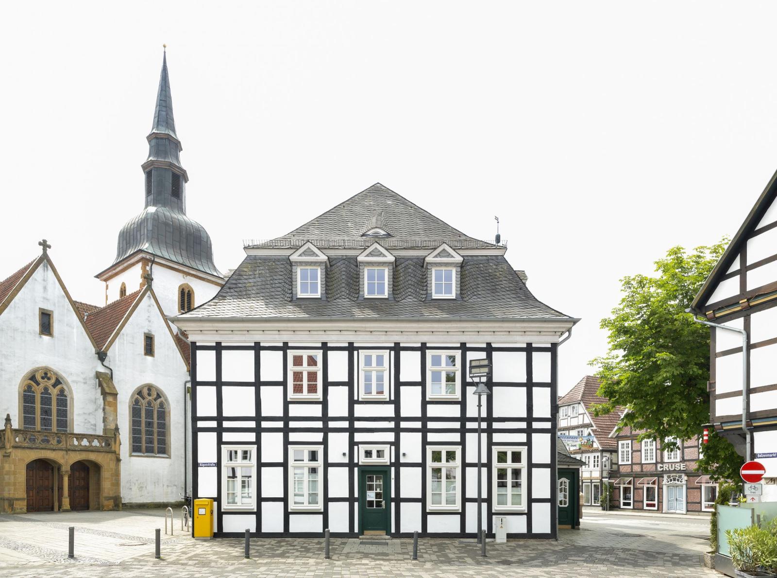 Rathaus Rietberg mit Kirche St. Johann Baptist