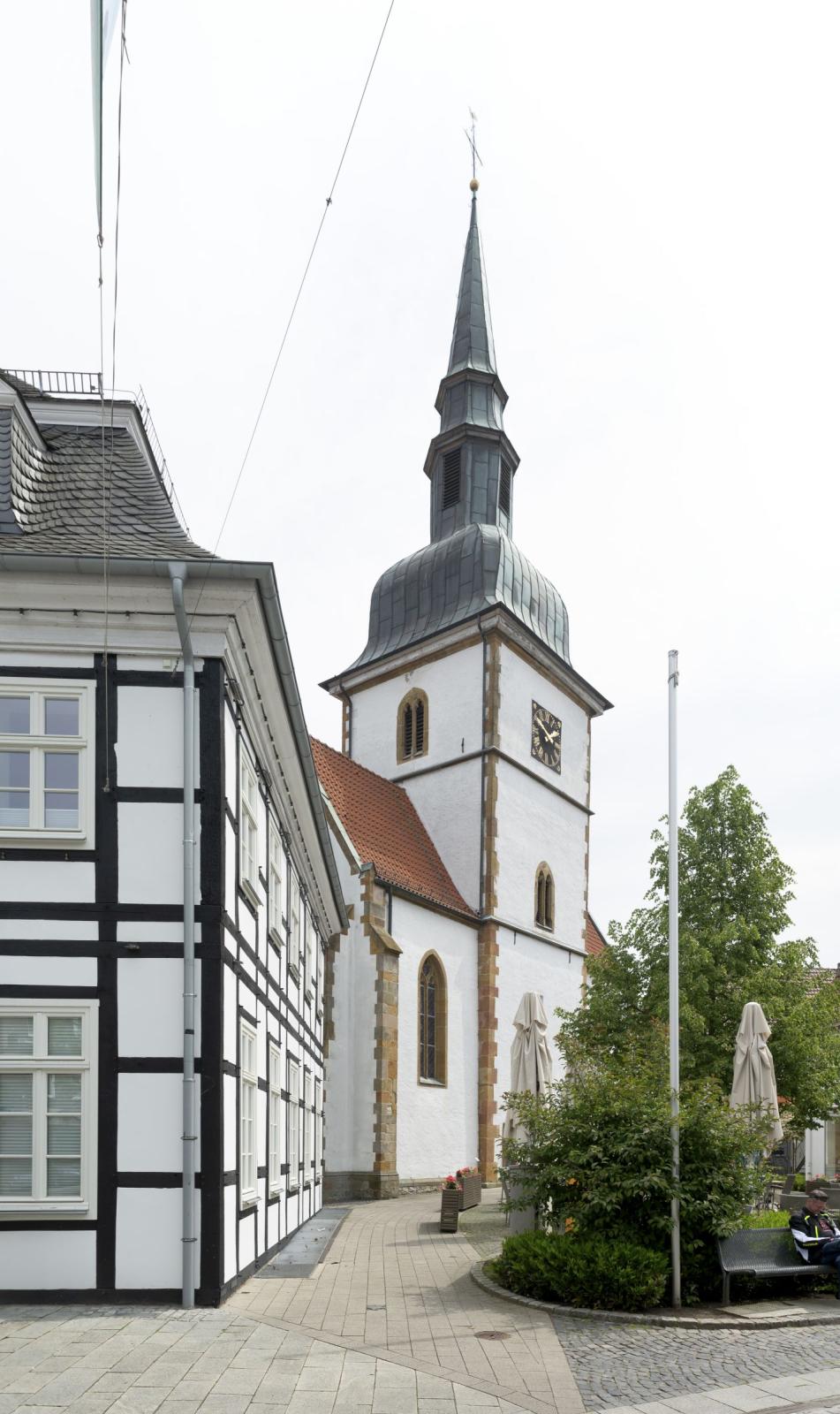 Rathaus und St. Johannes Baptist