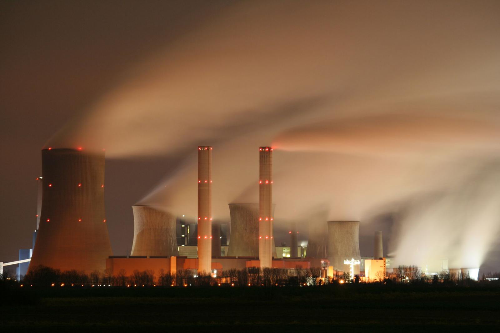 Kraftwerk bei Nacht