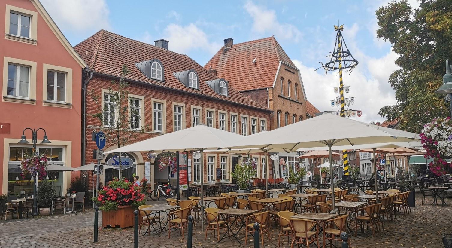 Am Marktplatz mit Altem Gasthof Seiling