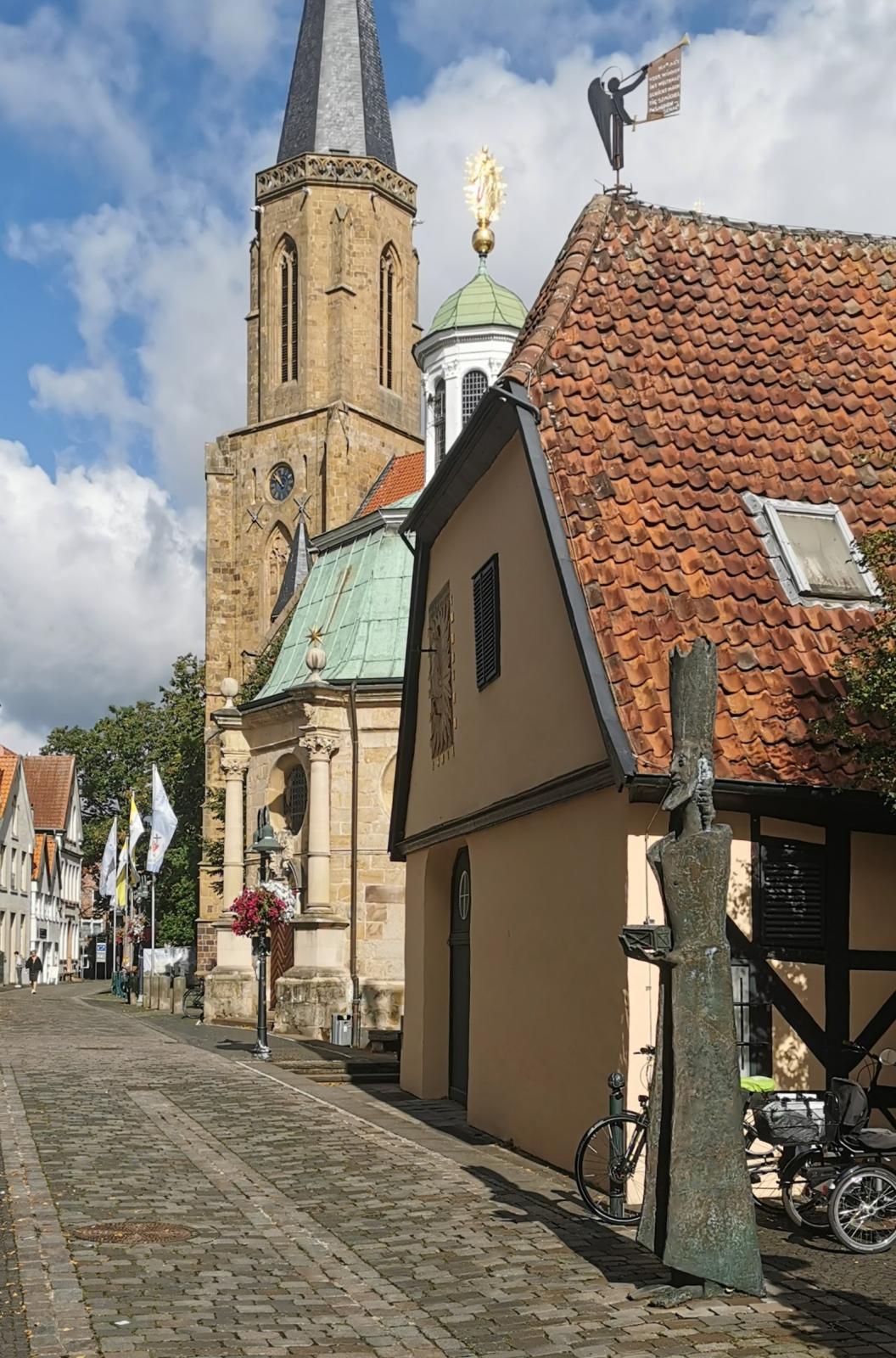 Heimathaus mit Wallfahrtskapelle und Kriche St. Clemens
