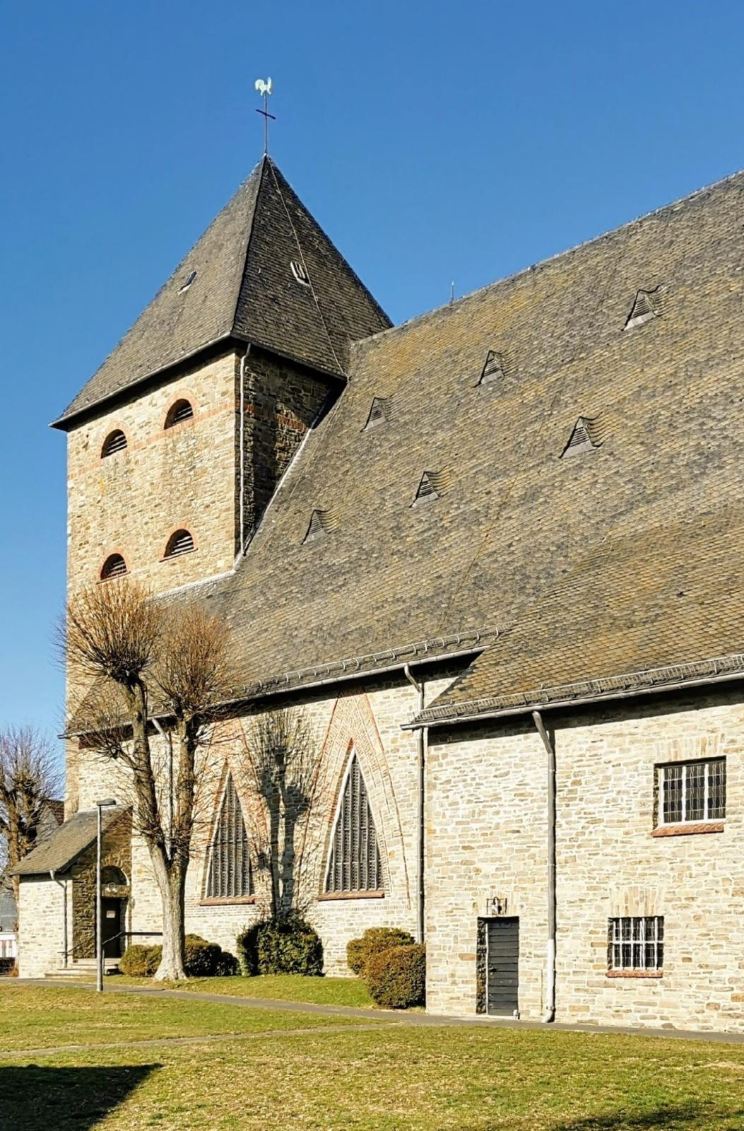 St. Apollinaris in Lindlar-Frielingsdorf, Südansicht