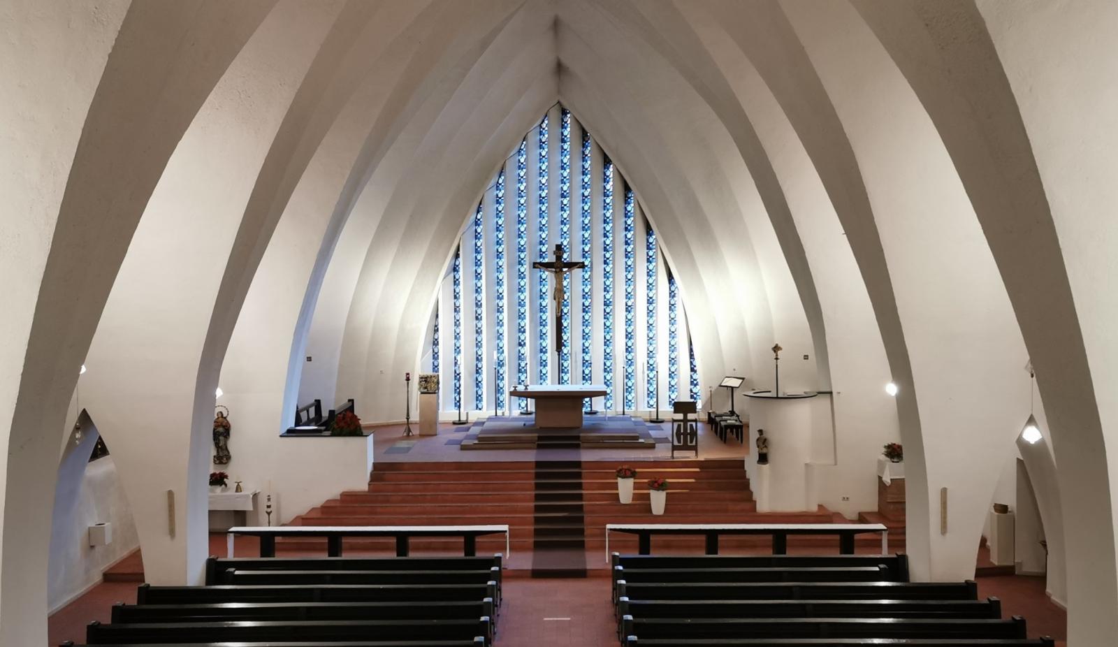 Blick in das Kirchenschiff Richtung Altar