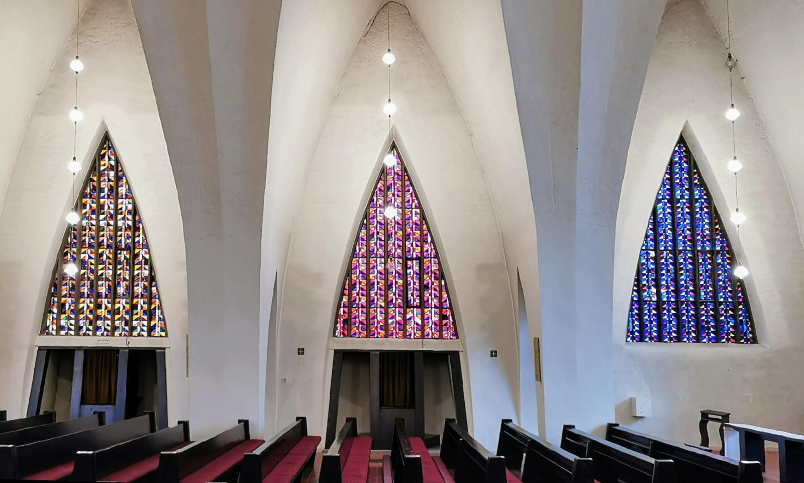Dreiecksfenster im Kirchenschiff