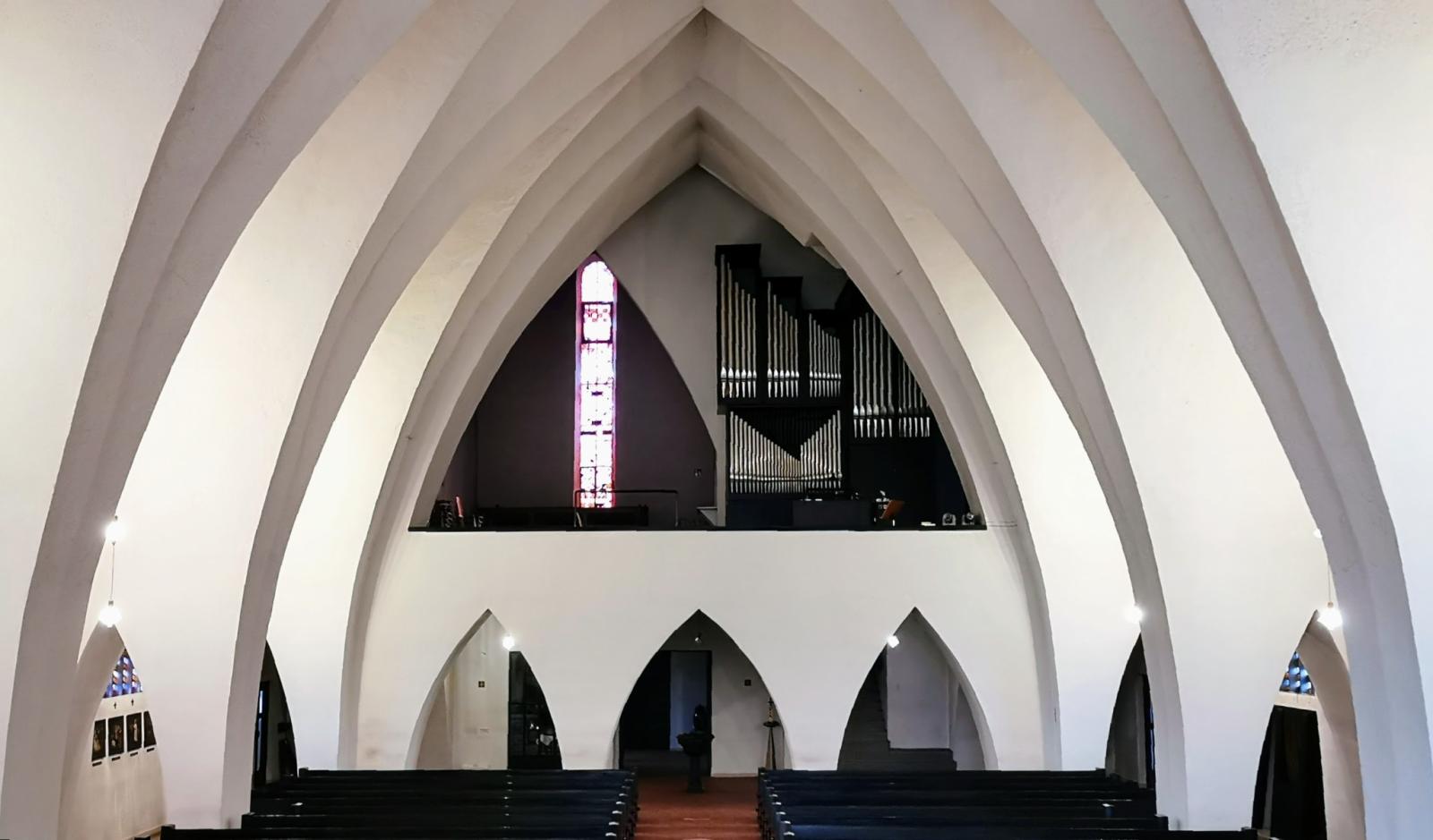 Innenansicht mit Blick zur Orgelempore