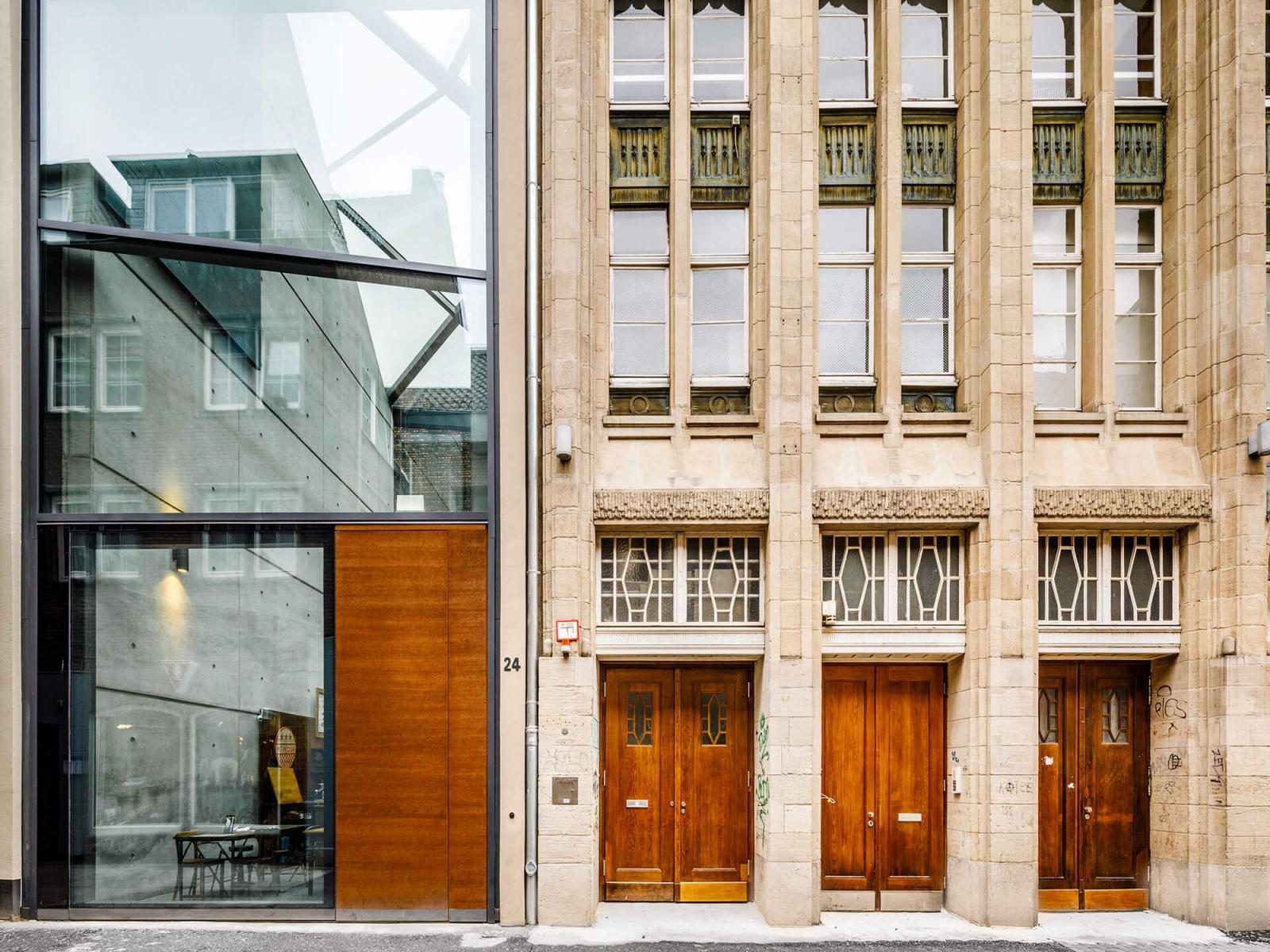 Alt- und Neubau gegenübergestellt