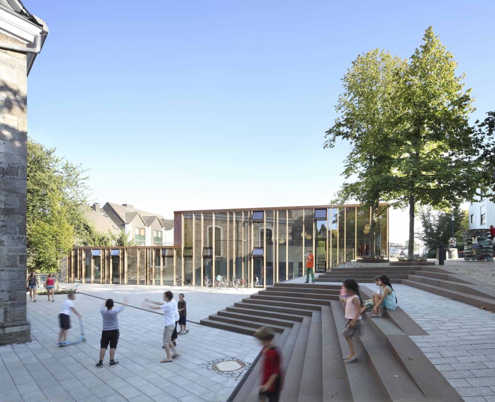 Neue Mitte Mettmann, Treppen vor dem Gemeindezentrum