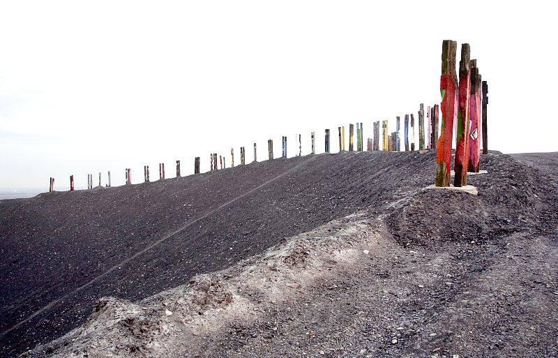 Halde Haniel mit Installation "Totems" (Agustín Ibarrola)