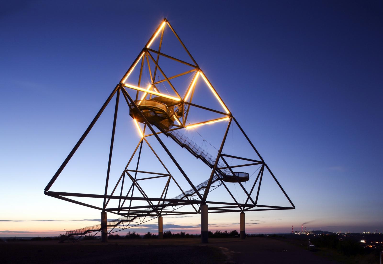 Tetraeder Bottrop in der Dämmerung