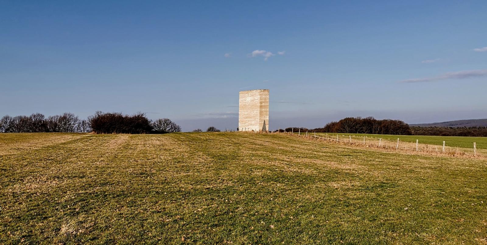 Feldkapelle Bruder Klaus aus der Entfernung