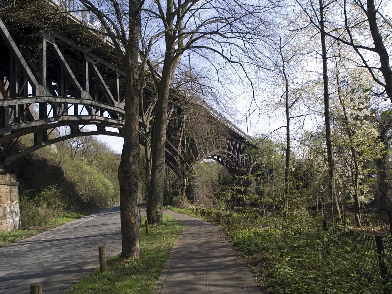 Stahlbögen im Bereich des Mühlengrabens