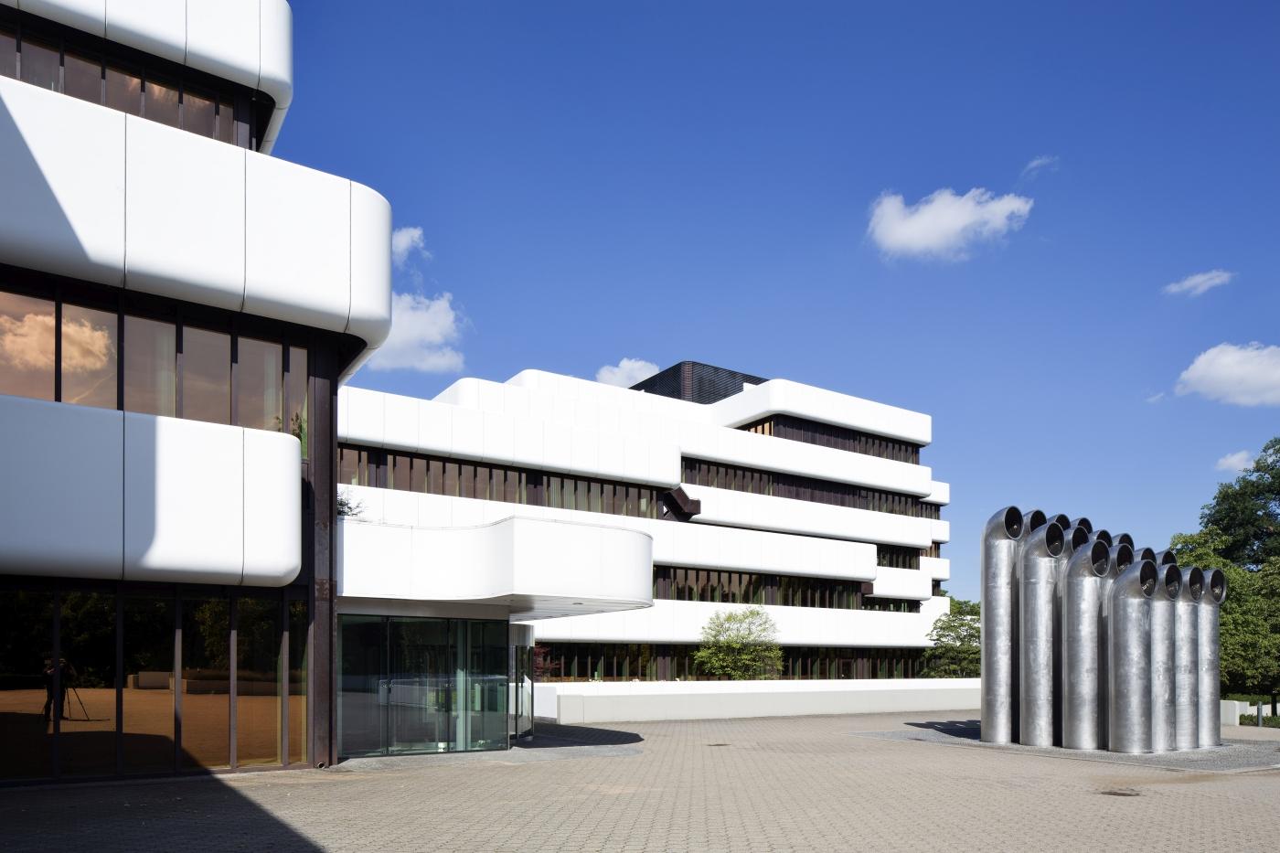 Gebäude der WestLB mit Kunstwerk Abluftplastiken von Friedrich Gräsel