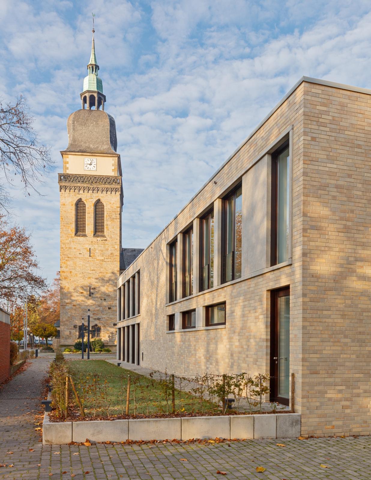 Fassade im Süden mit Blick auf den Kirchturm von St. Amandus