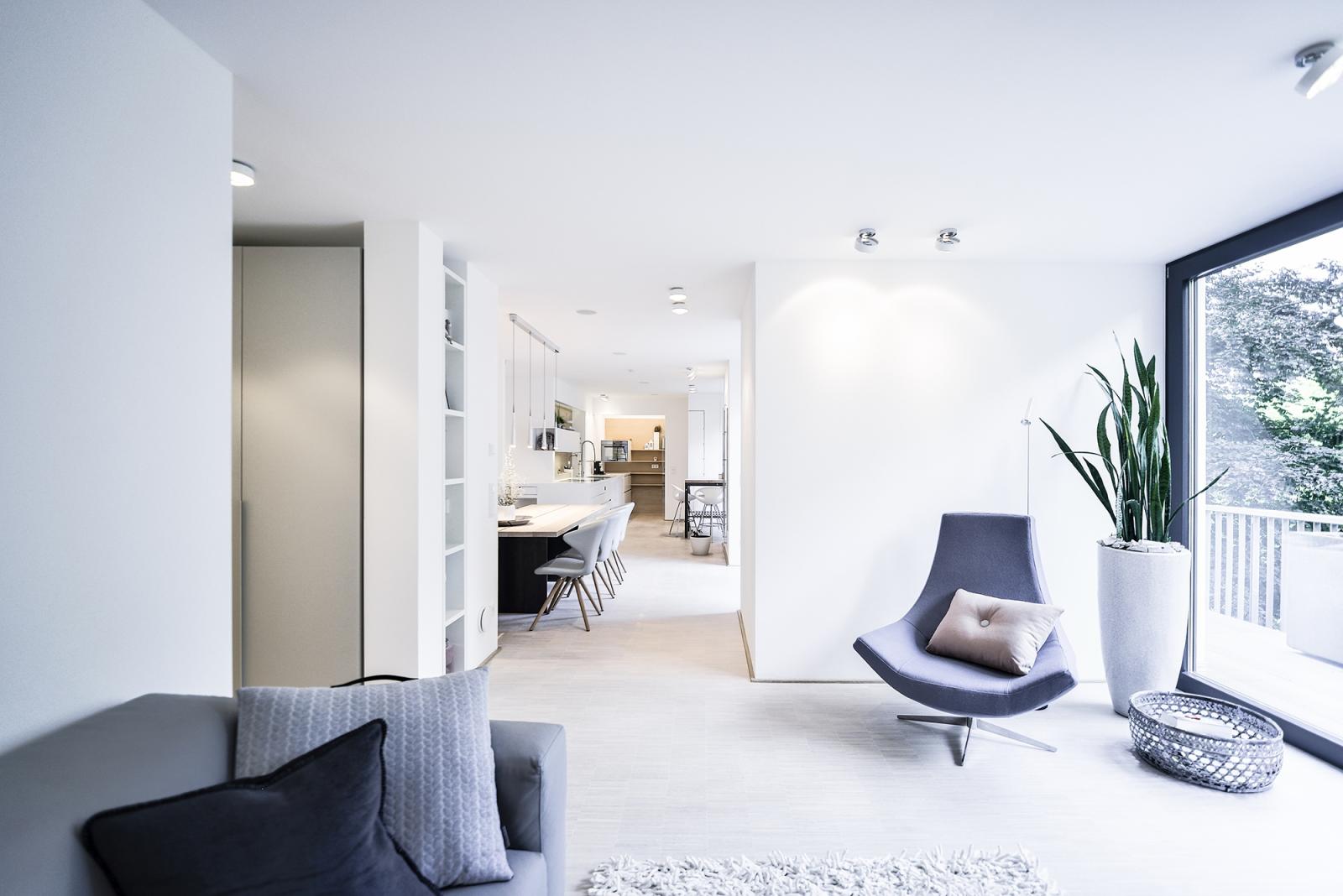Rückblick vom Wohnzimmer mit Balkonanlage zur Küche