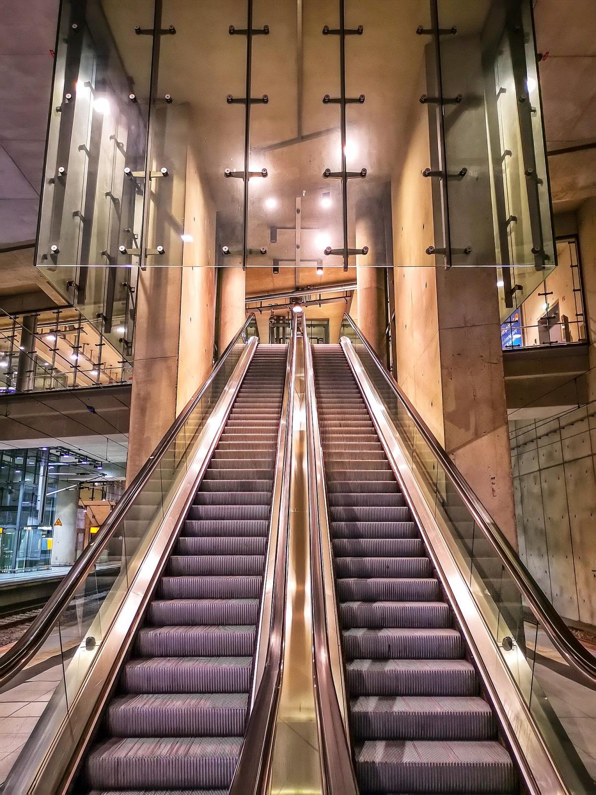 Rolltreppe zu Terminal 2