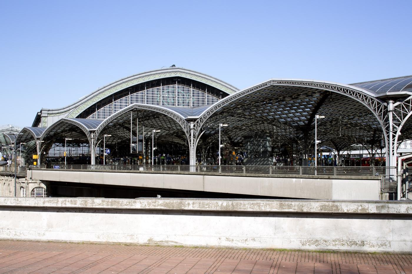 Blick auf die Bahnsteigüberdachung