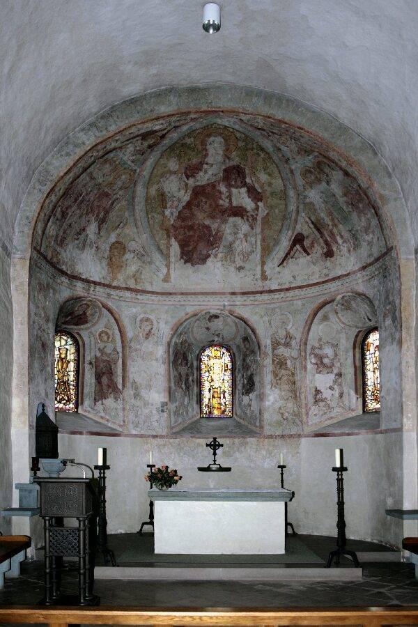 Altarraum mit romanischen Wandmalereien