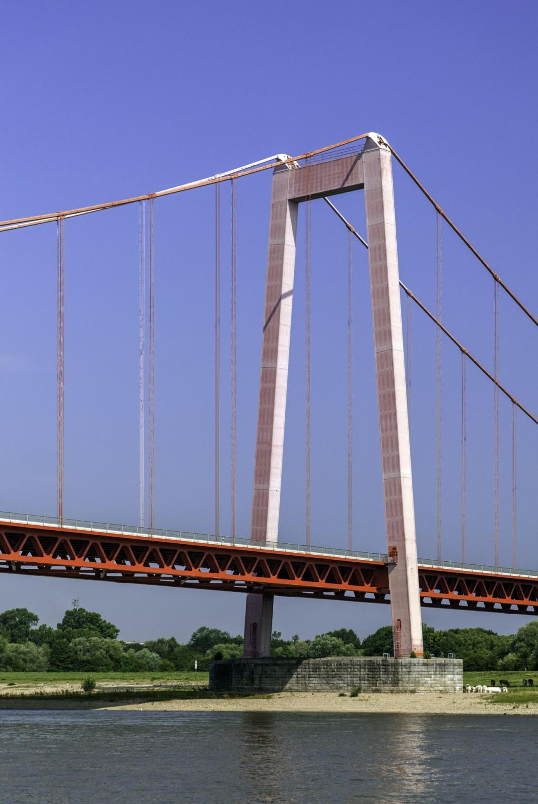 Rheinbrücke Emmerich, Pylon