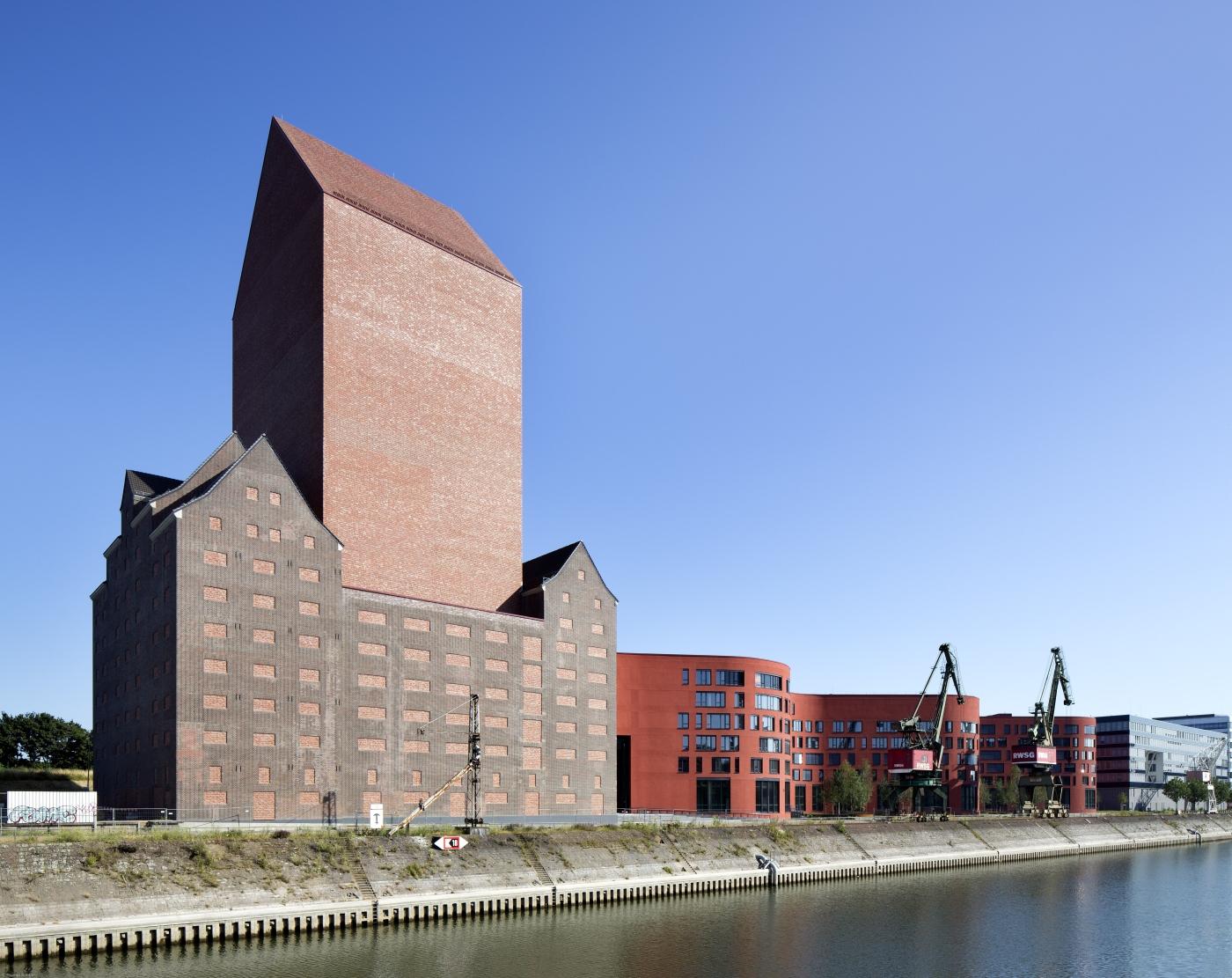 Ansicht Innenhafen mit Landesarchiv NRW