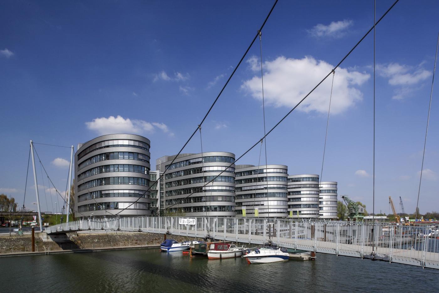 Blick über die Buckelbrücke auf die Bürogebäude Five Boats