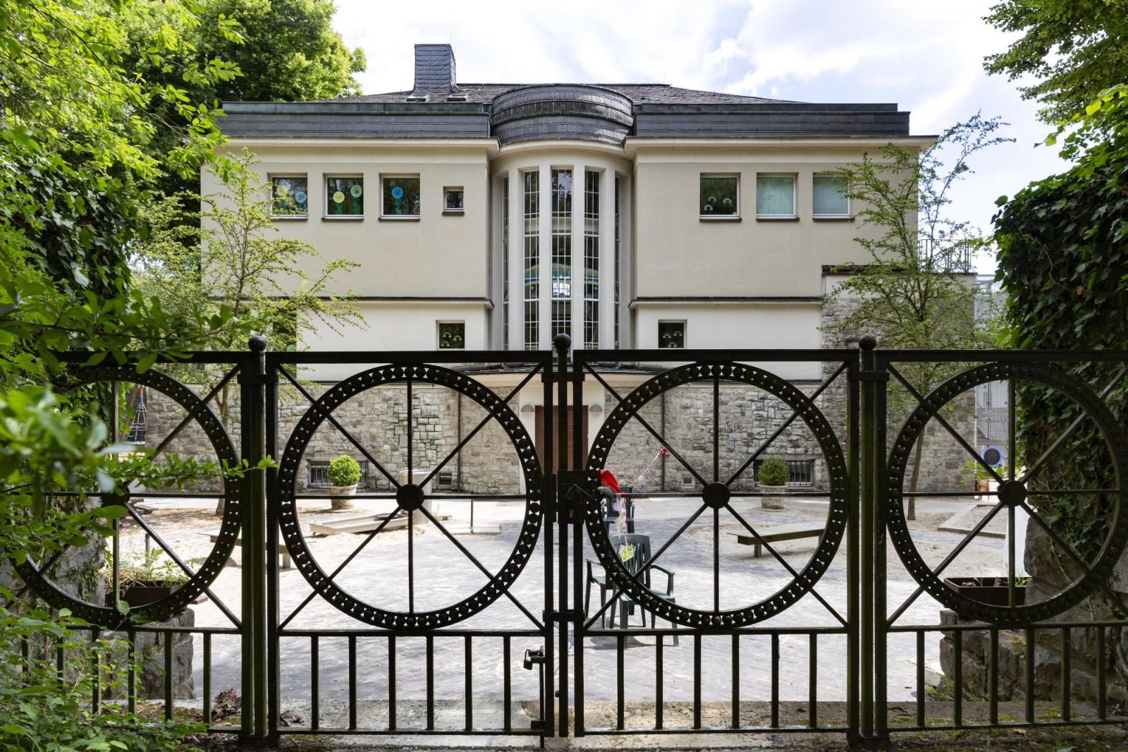 Westansicht mit Eingangstor