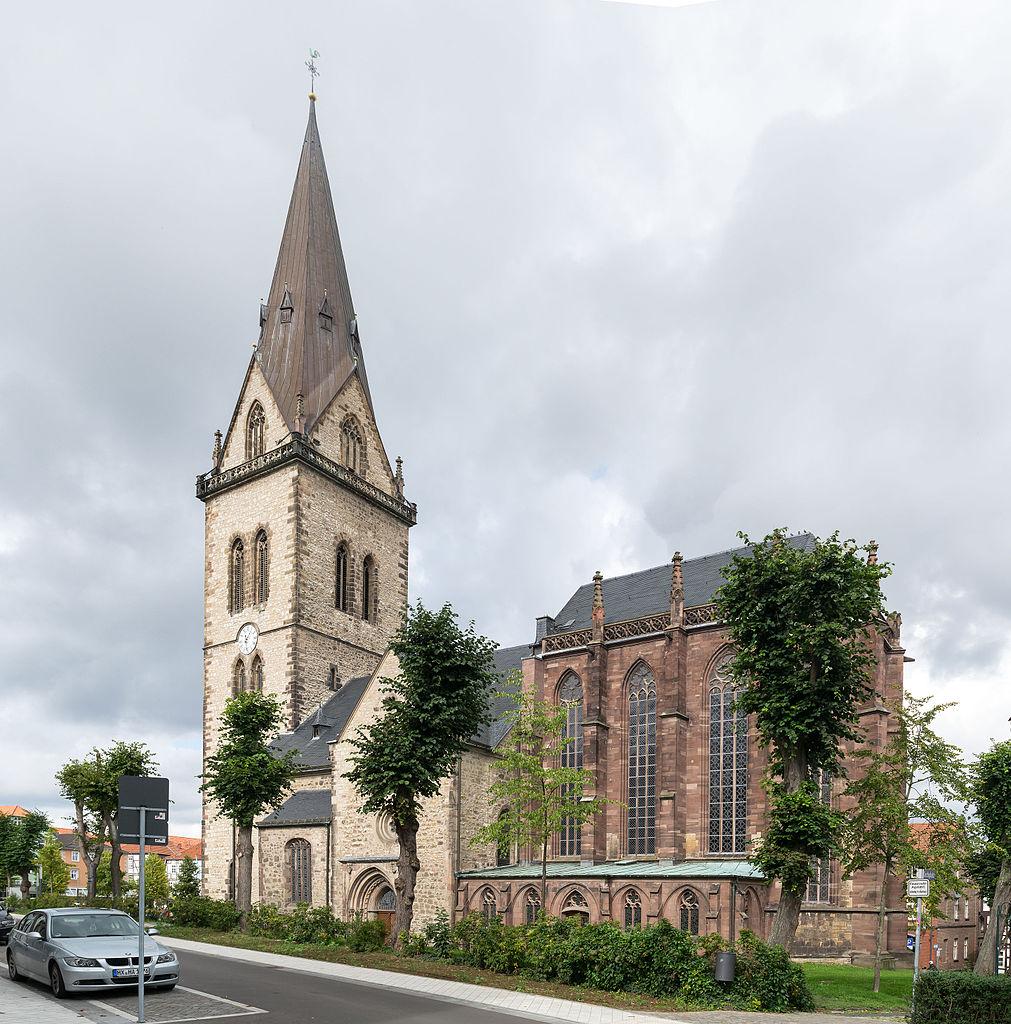 Seitenansicht St. Johannes Baptist in Warburg