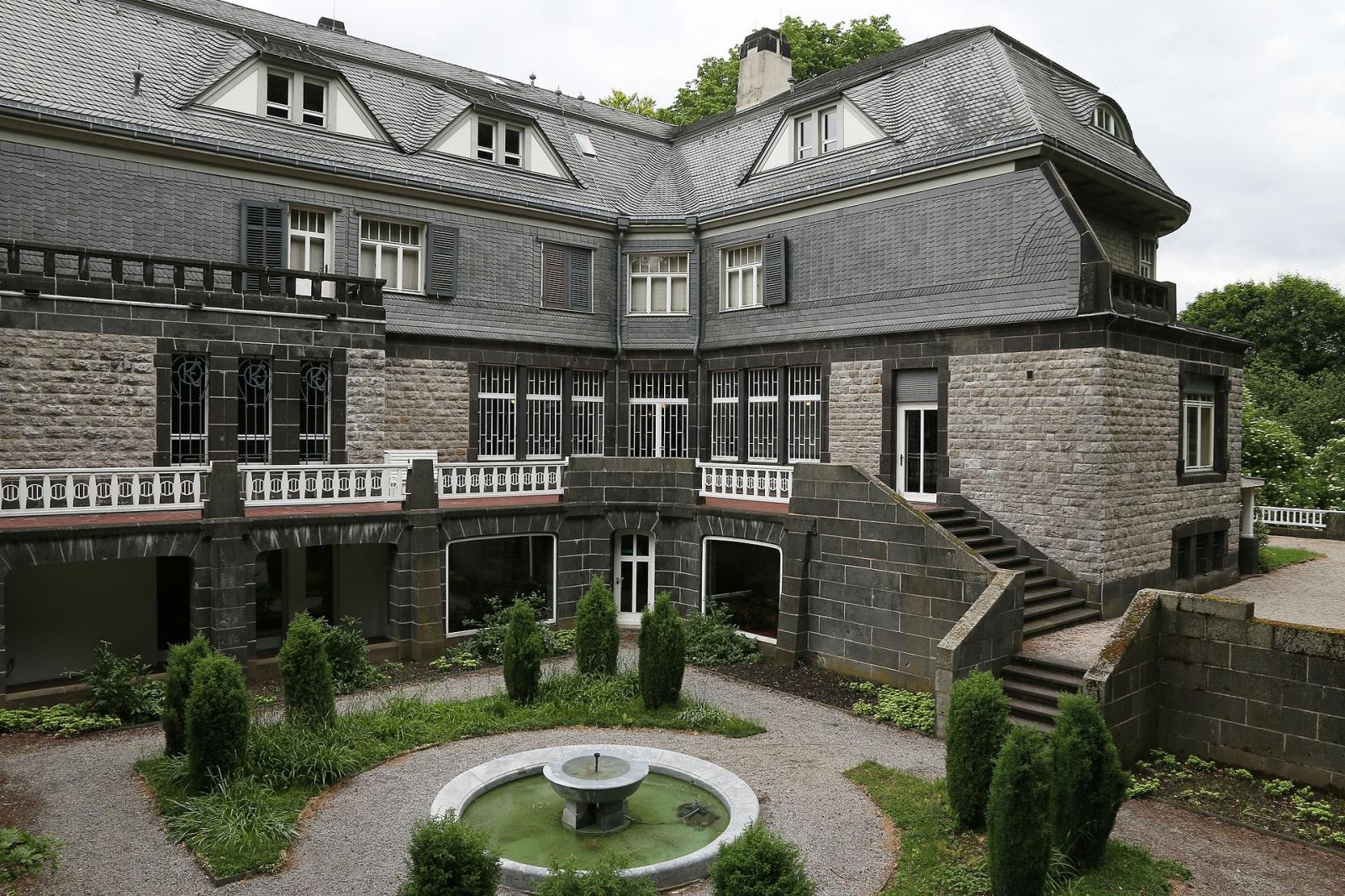 Ansicht von Südwesten mit Blick in den Brunnengarten