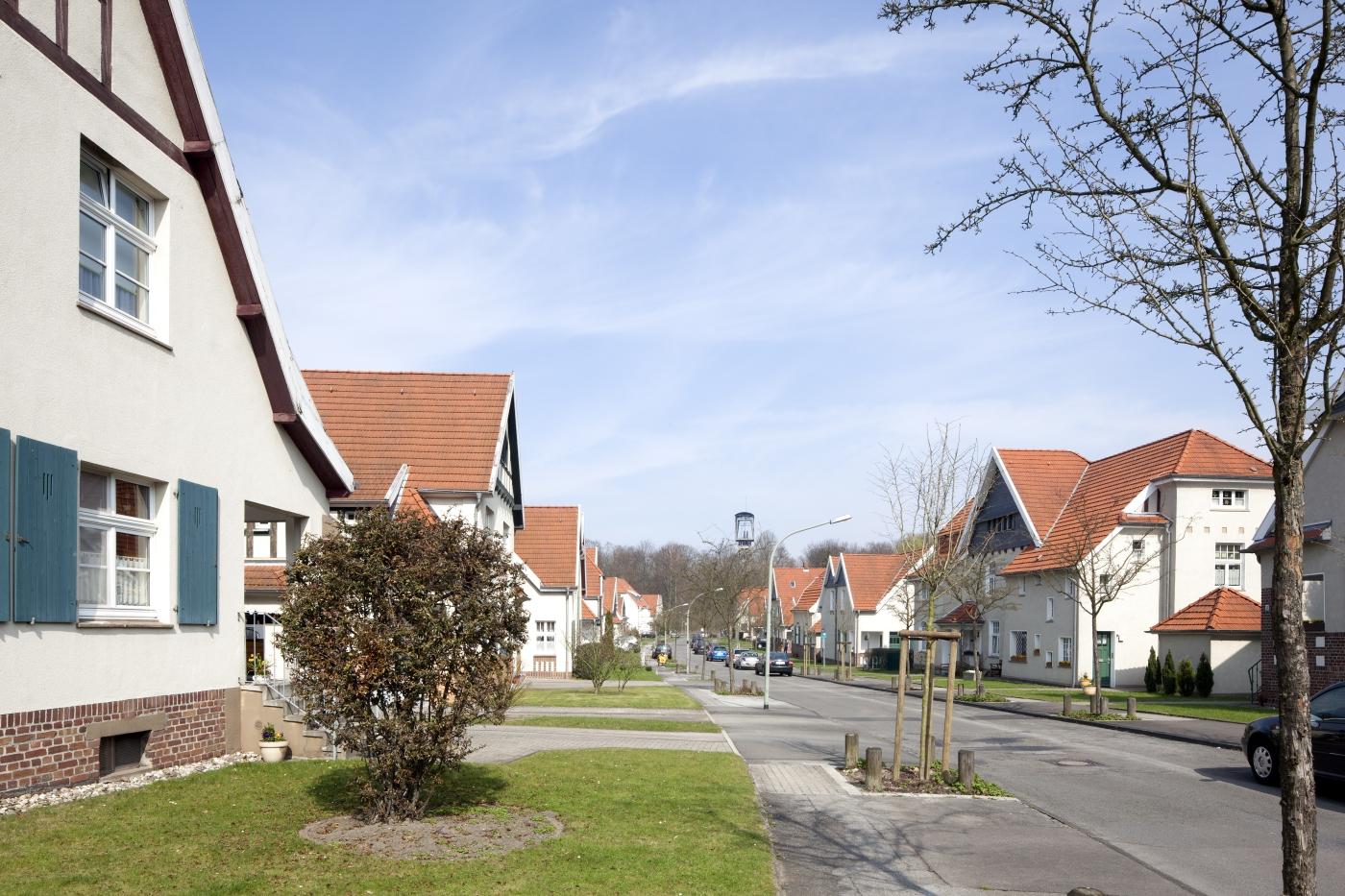 Laubenstraße mit Schachtgerüst der Zeche Teutoburgia im Hintergrund