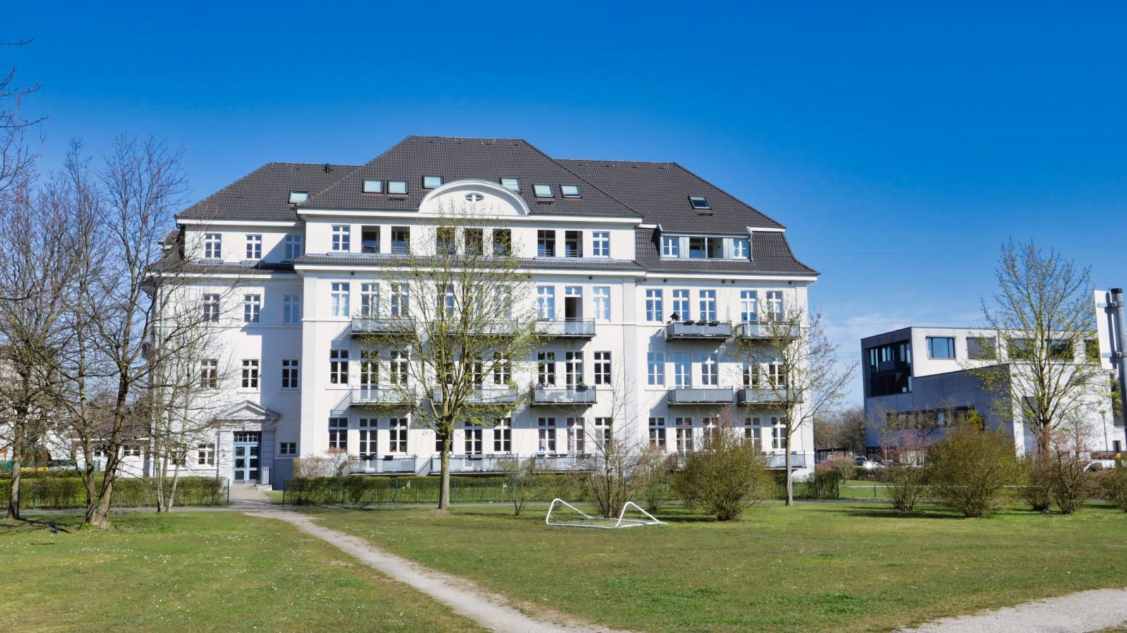 Saniertes Kasernengebäude mit vorgehängten Balkonen