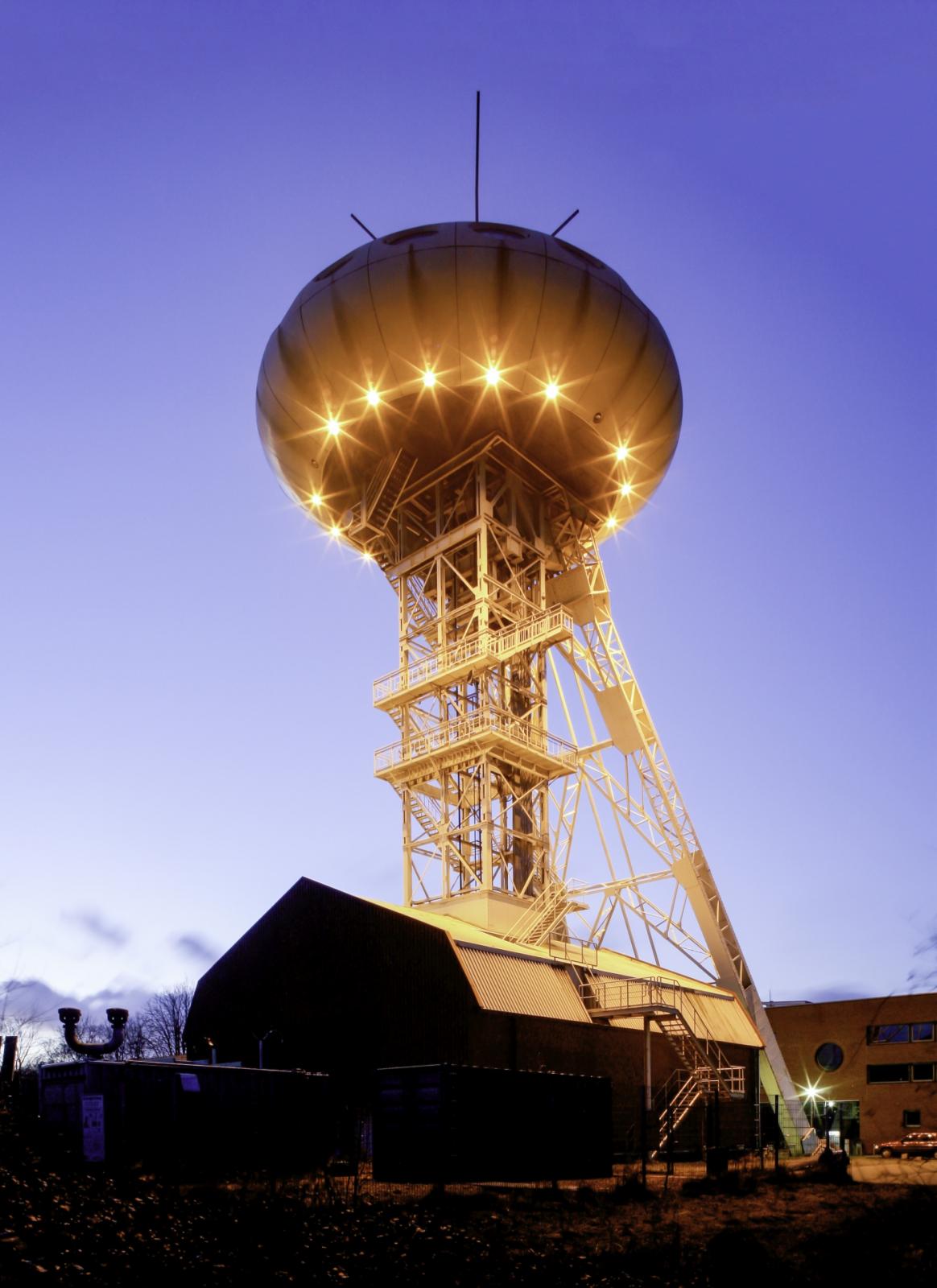 beleuchteter LÜNTEC-Tower am Abend