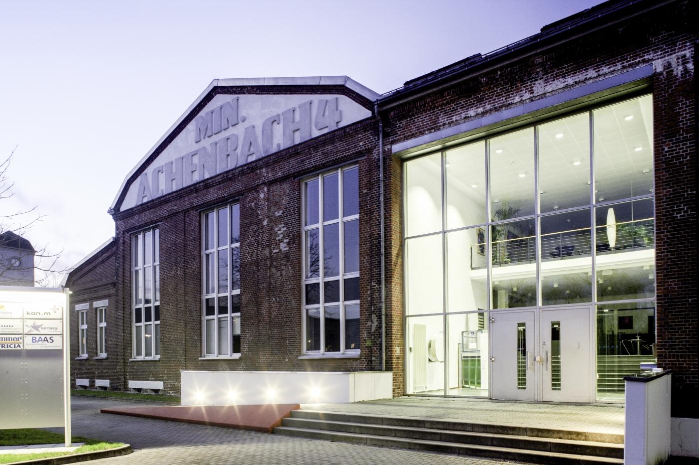 ehemaliges Zechengebäude am Abend