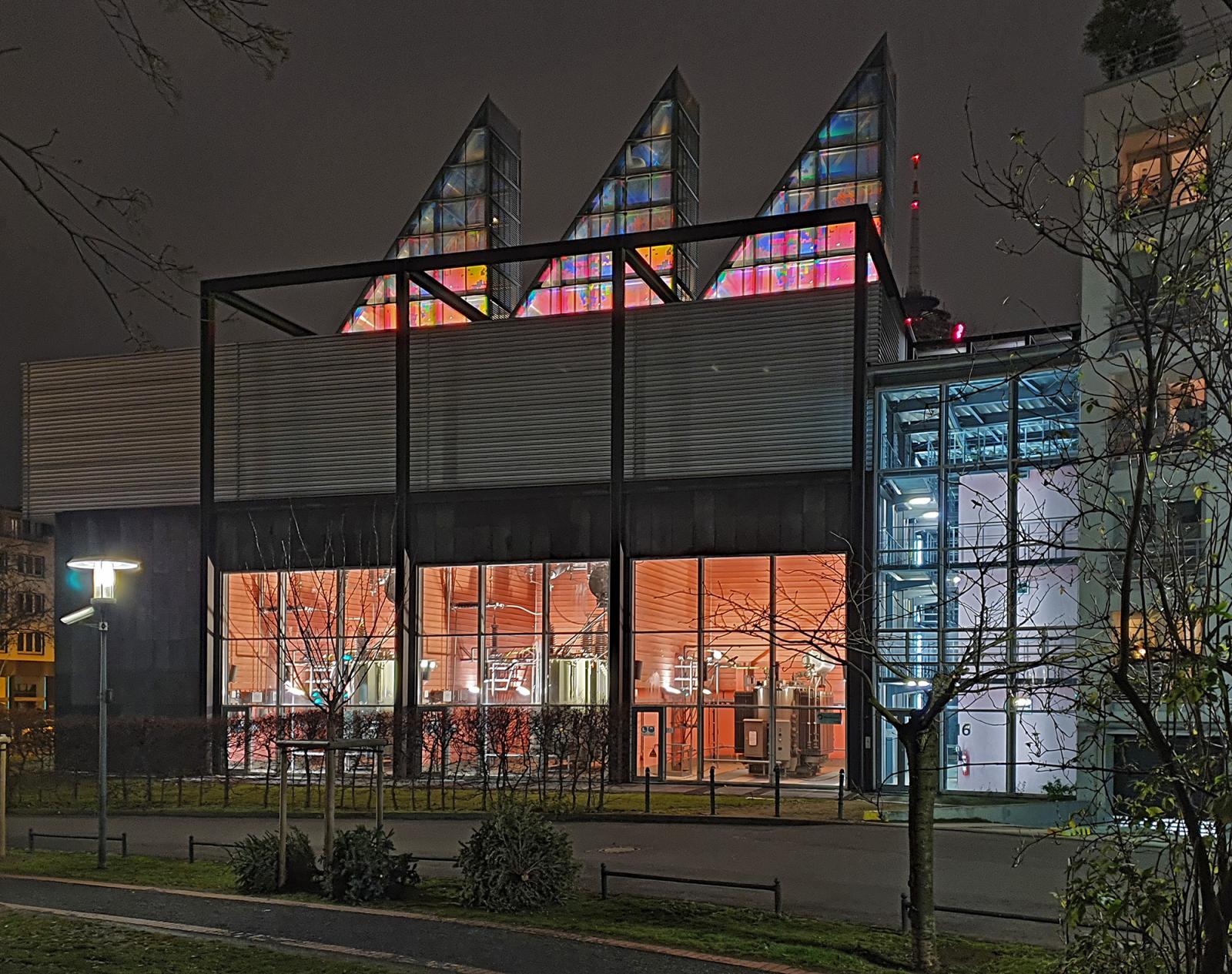 Umspannwerk im Mediapark abends