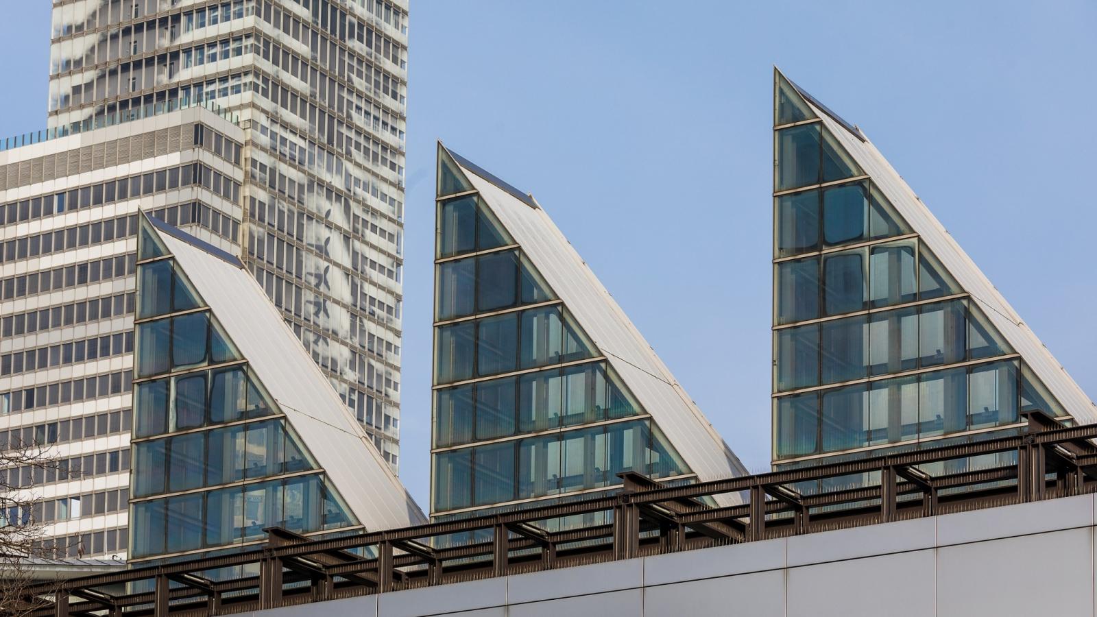 Dreieckige Dachelemente am Umspannwerk Mediapark, Köln