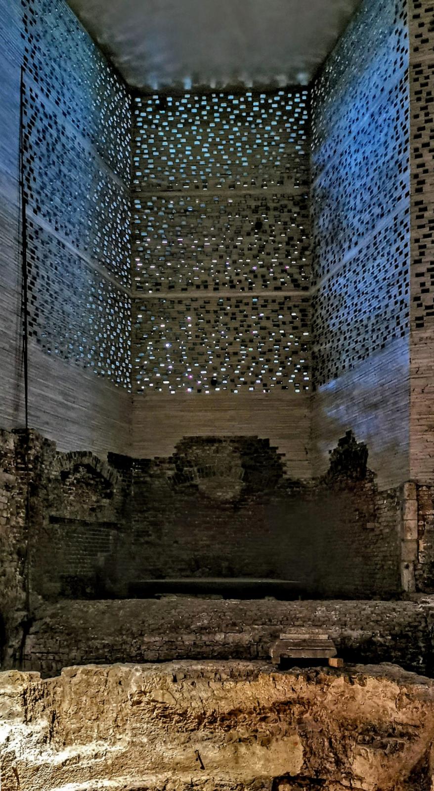 Lichtspiel Filtermauerwerk in der archäologischen Zone