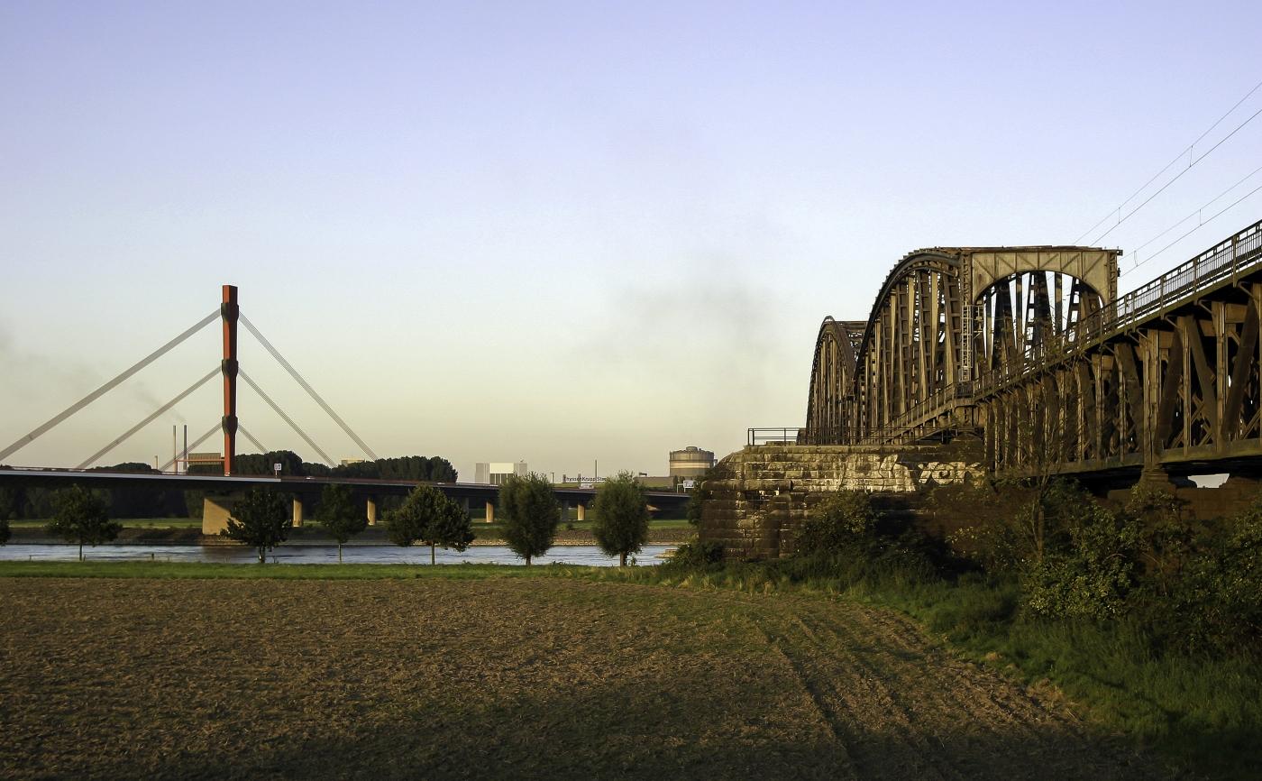Haus-Knipp-Eisenbahnbrücke mit Beeckerwerther Brücke im Hintergrund