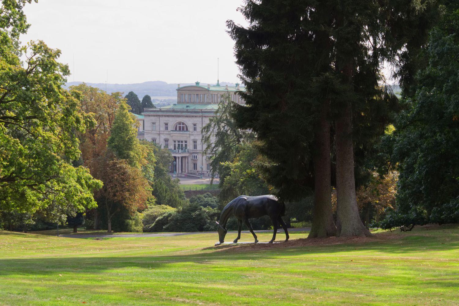 Villa Hügel mit Skulptur von Albert Hinrich Hußmann, Bronze, ca. 1914