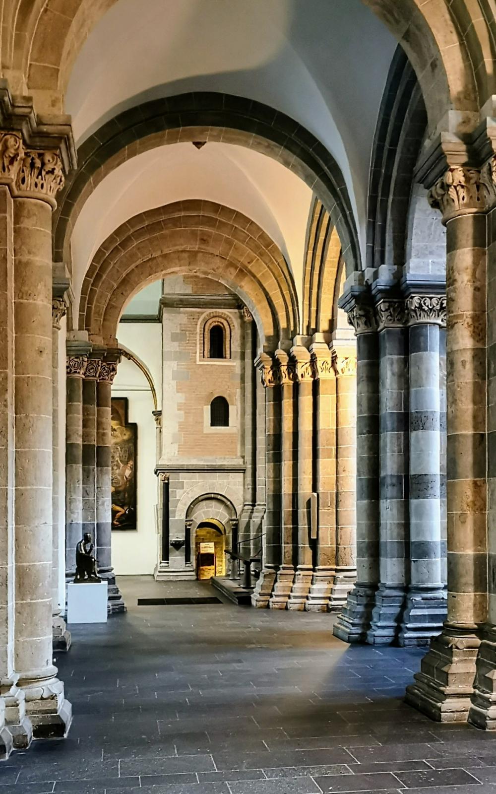 Blick ins Seitenschiff, St. Andreas in Köln