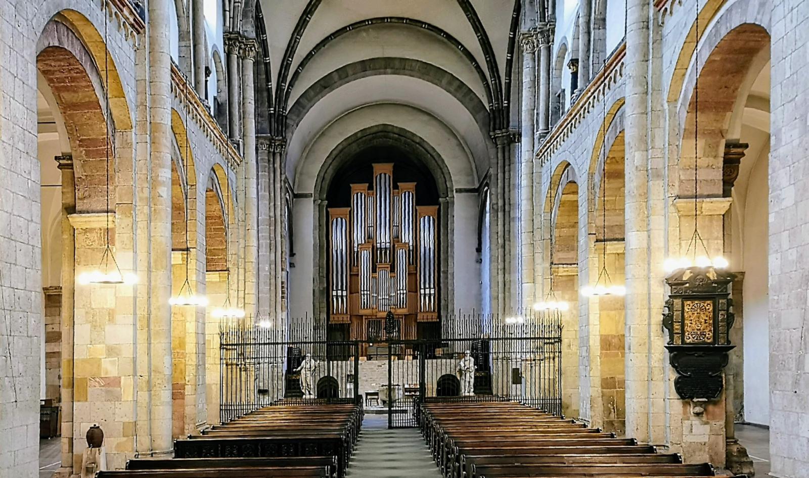 Blick zur Orgel