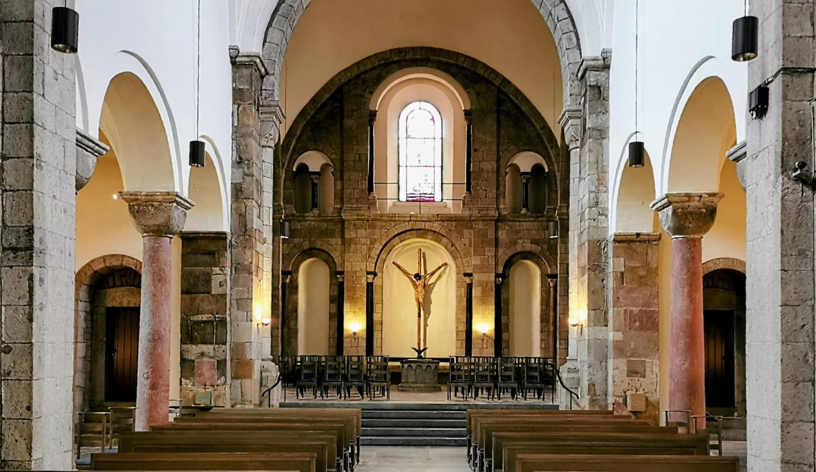 Blick ins Kirchenschiff von St. Georg Richtung Westen