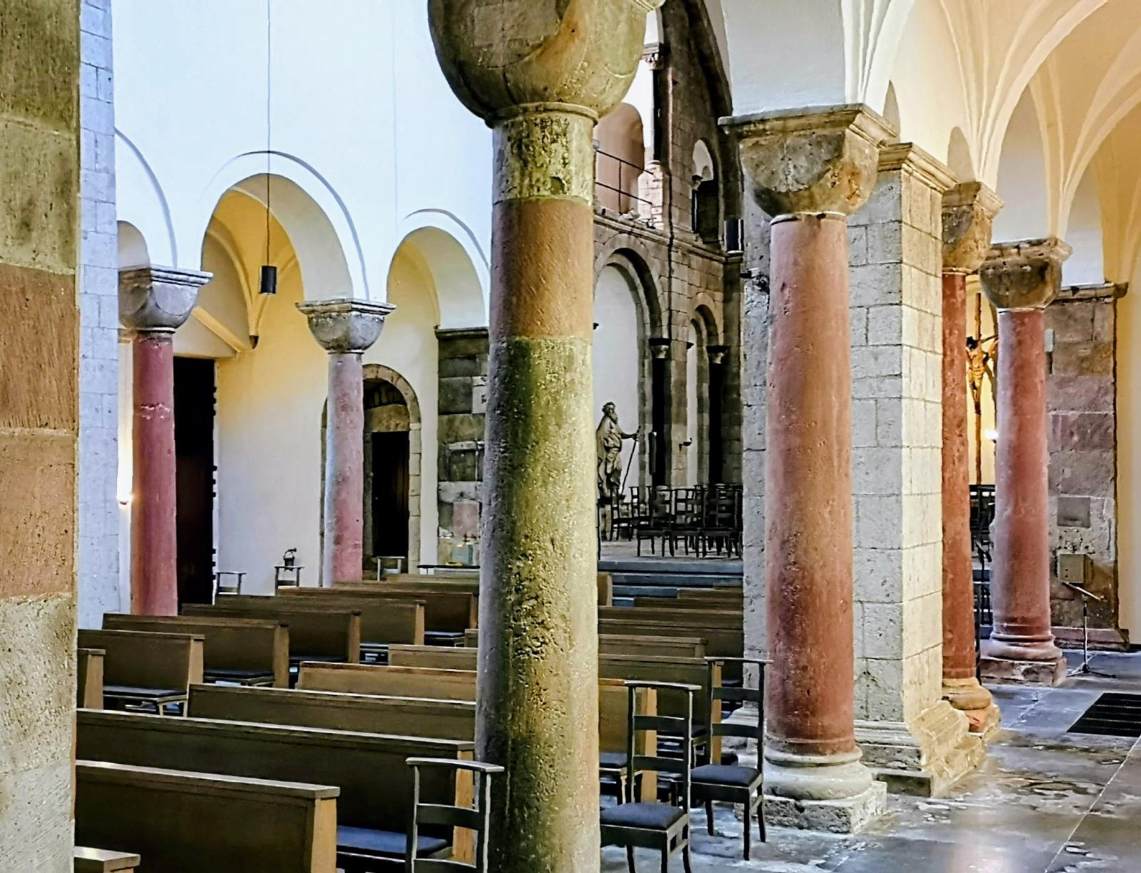 Säulen im Kirchenraum