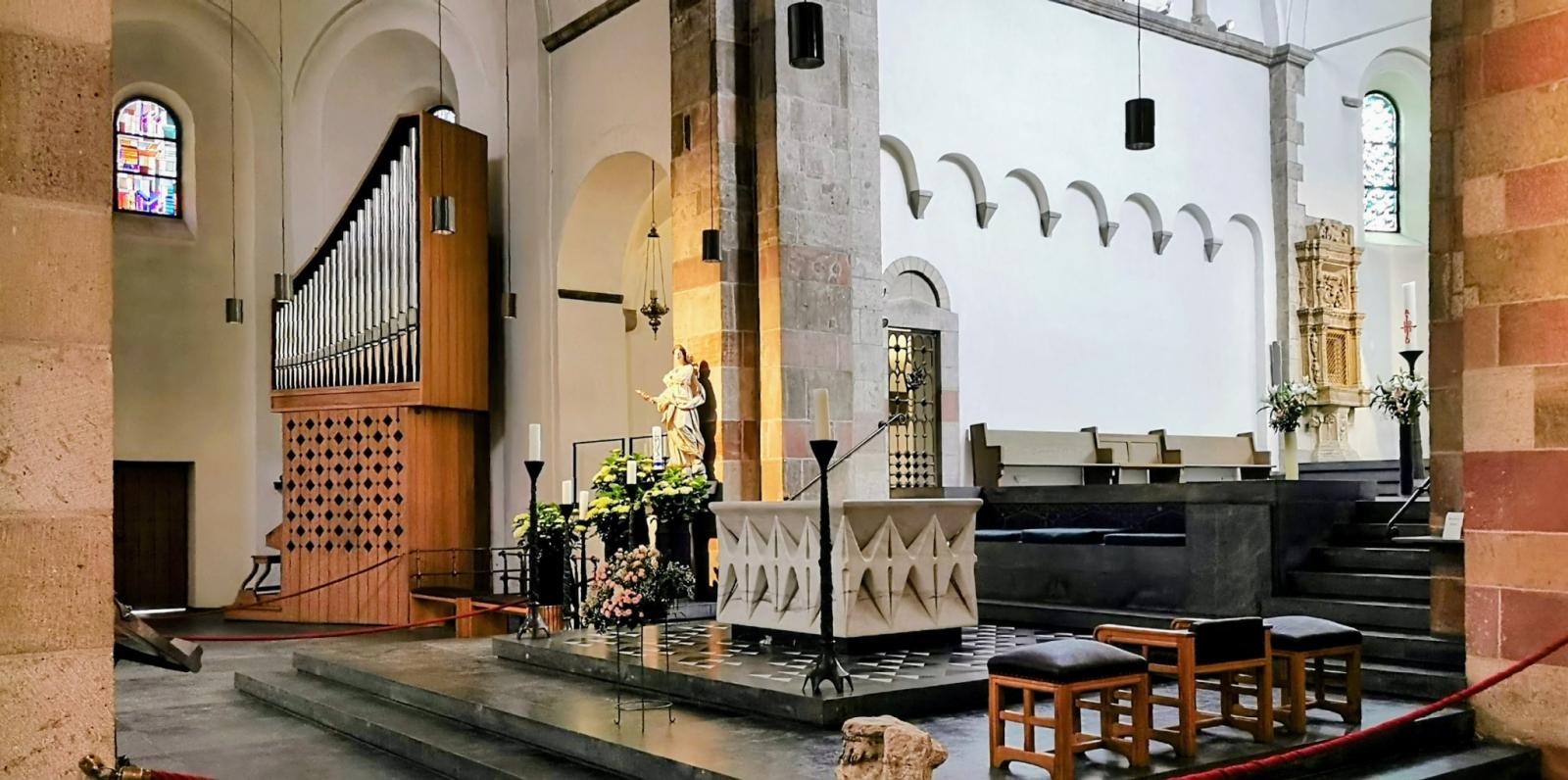 Blick auf die Orgel neben dem Altar