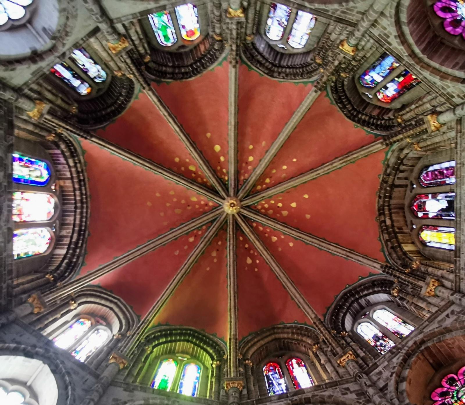 Blick in das Deckengewölbe von St. Gereon mit zehnteiliger Rippenkuppel